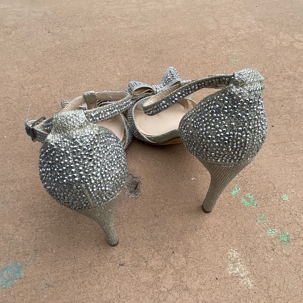 Inc silver rhinestone strappy heel with bows SZ7.5- flaw-missing stone + peeling - Picture 4 of 8